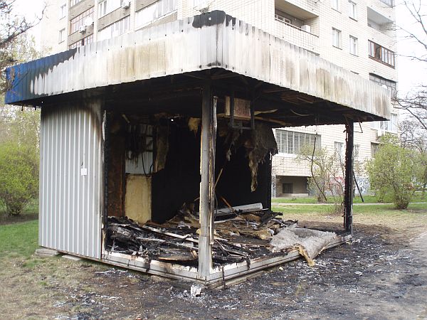 Разъяренные жители сожгли кафе (4 фото)