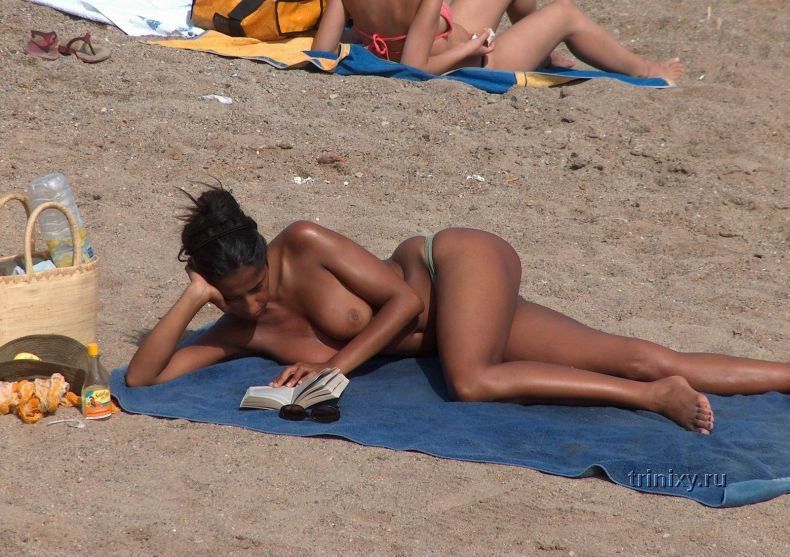 Что читают девушки на пляже (33 фото) НЮ