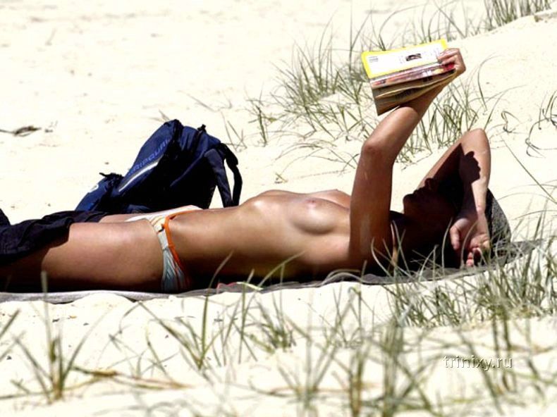 Что читают девушки на пляже (33 фото) НЮ