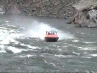 Гонки на моторной лодке по бурной реке (6.9 мб)