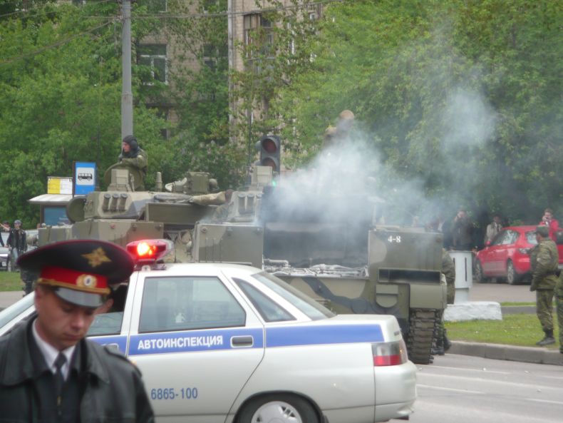 После парада Победы на улице Куусинена загорелся двигатель БМД-4 (12 фото)