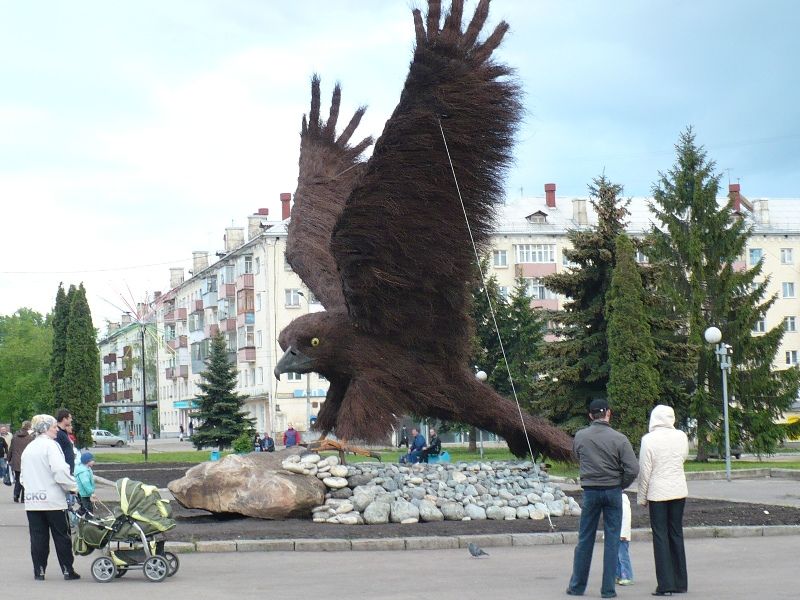Огромный орел в городе Орле (5 фото)