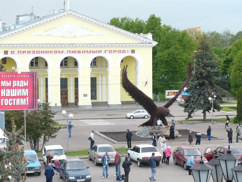 Огромный орел в городе Орле (5 фото)