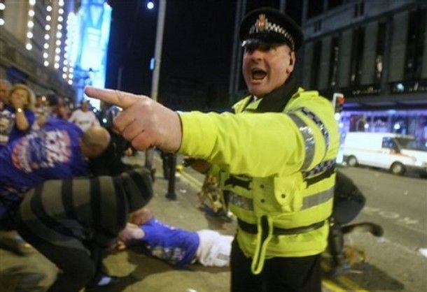Жестокая полиция Манчестера (6 фото)