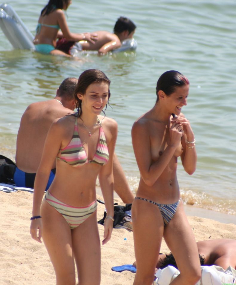 Девушки на пляже топлесс. 