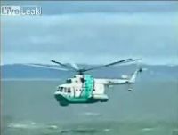 Вертолет рухнул в воду во время спасательной операции (1.6 мб)