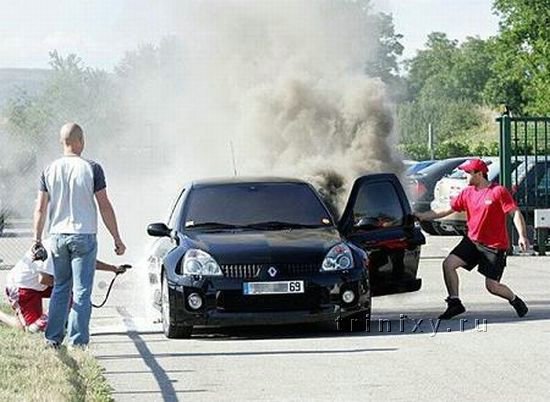 Сгоревший автомобиль (8 фото)