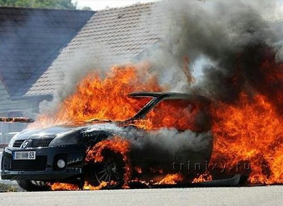 Сгоревший автомобиль (8 фото)