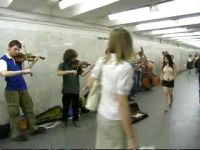 Классическая музыка в московском метро (2.2 мб)