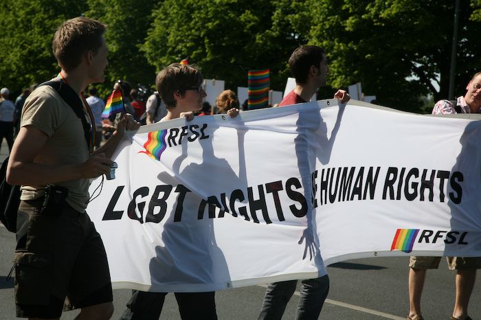 Гей-парады в Москве и Латвии (64 фото + текст)