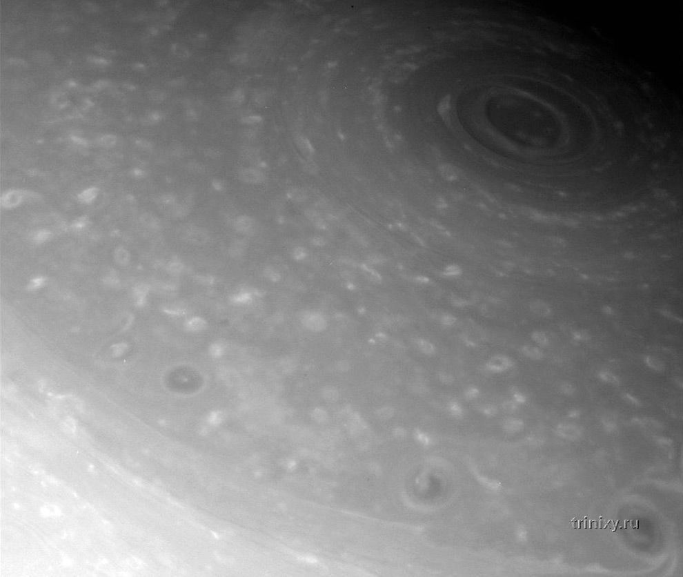 Уникальные фотографии Сатурна и его спутников (12 штук)