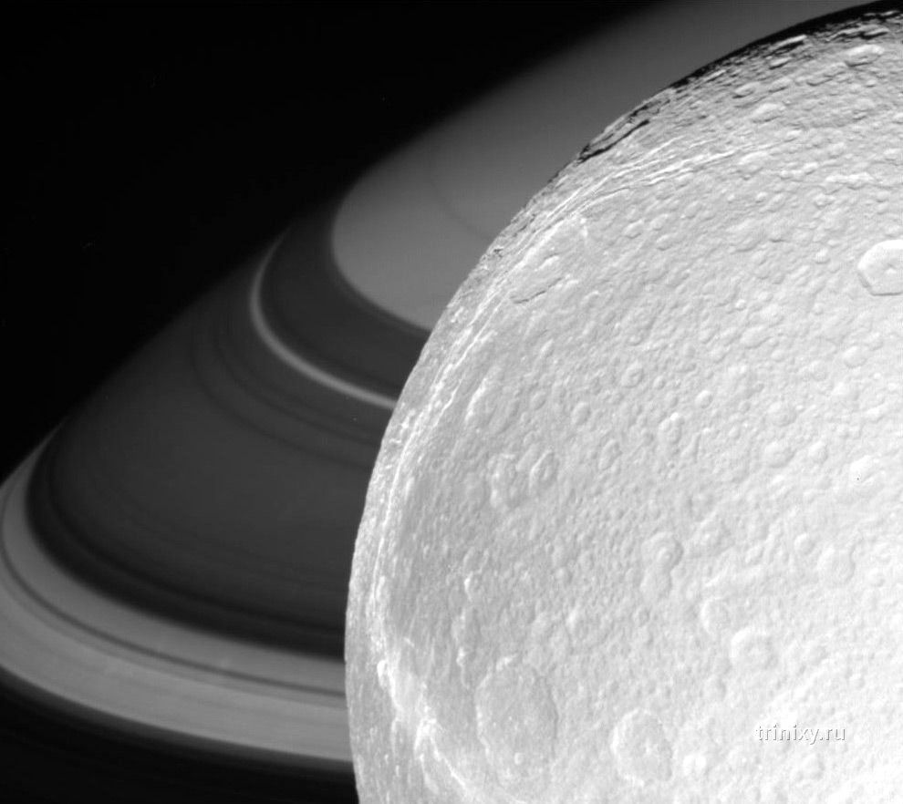 Уникальные фотографии Сатурна и его спутников (12 штук)
