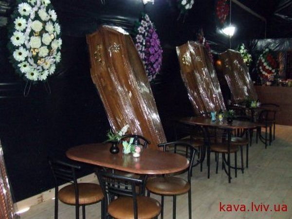 Гроб-бар в Трускавце (10 фото)