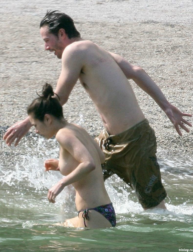 Чайна Чоу (China Chow) и Киану Ривз (Keanu Reeves) топлесс на пляже (15 фот...