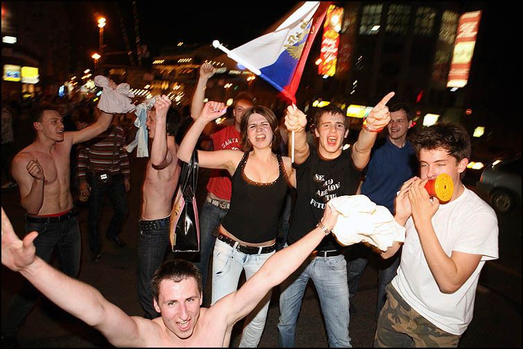 Как Россия праздновала футбольный разгром Голландии (109 фото)