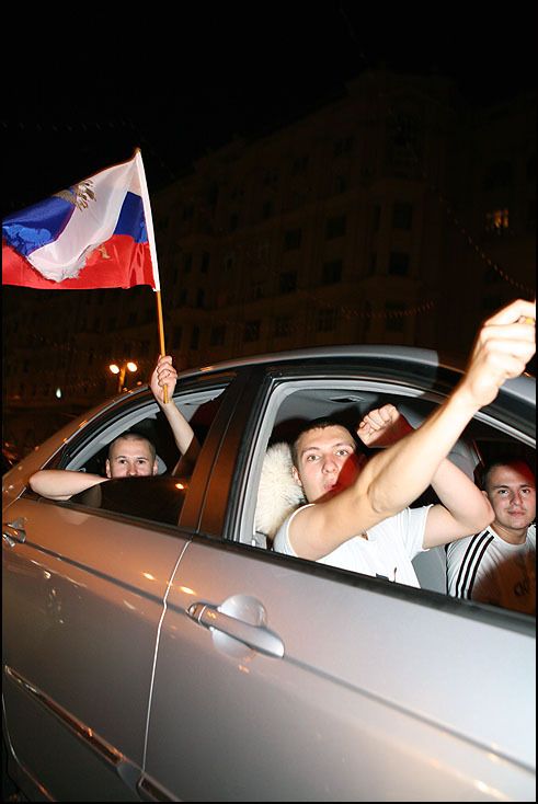 Как Россия праздновала футбольный разгром Голландии (109 фото)