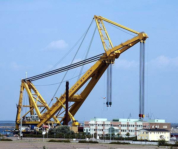Перевозка самого большого портового крана (34 фото)