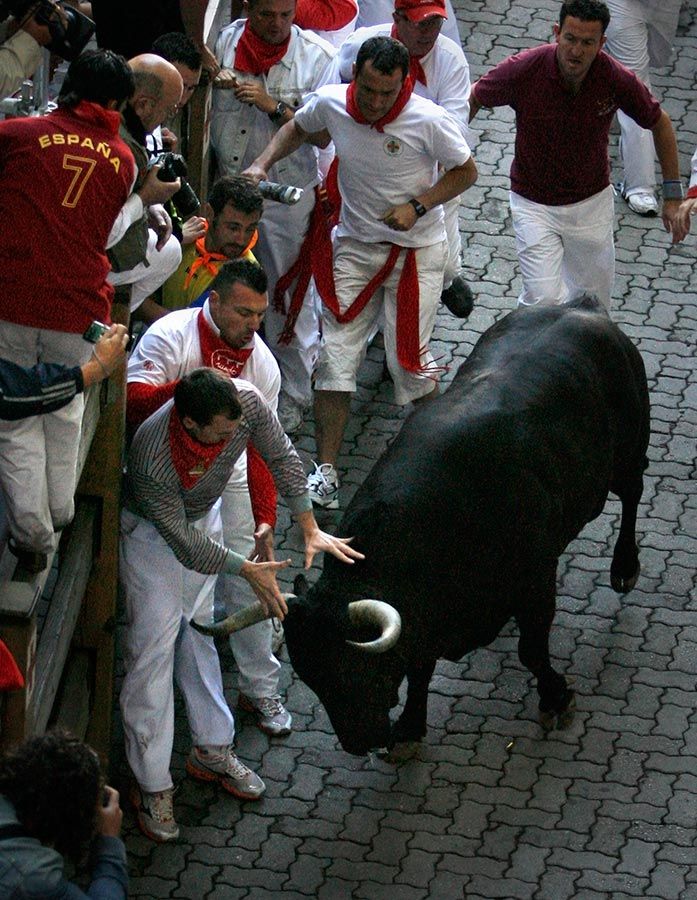 Побег от быка. Сан-Фермин в Испании праздник.