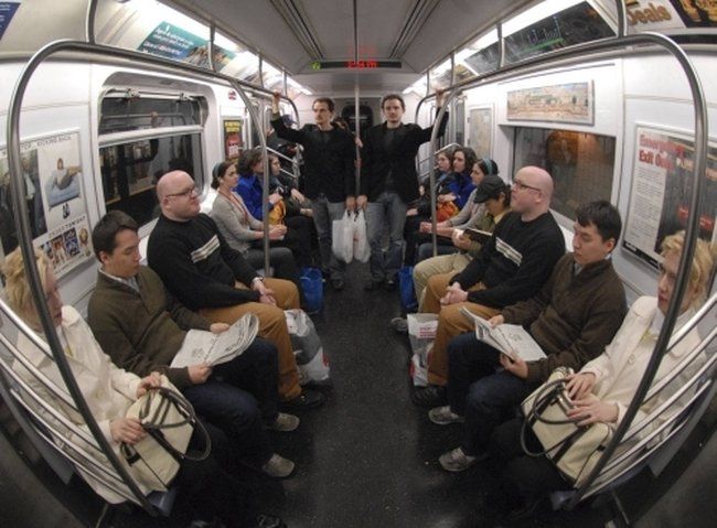 Потрясная задумка! Зеркало в метро (39 фото + видео)