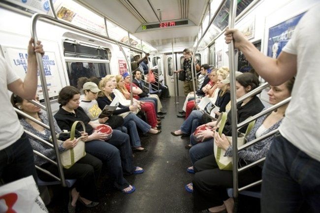 Потрясная задумка! Зеркало в метро (39 фото + видео)