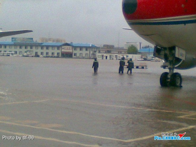 Наводнение в китайском аэропорту (12 фото)