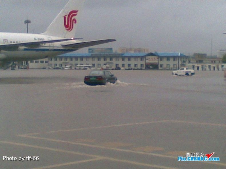 Наводнение в китайском аэропорту (12 фото)