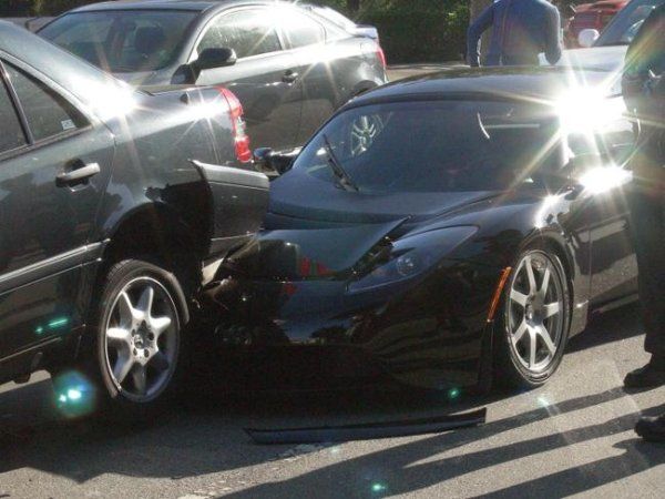 Авария суперкара Тесла Роадстер (Tesla Roadster) (6 фото)