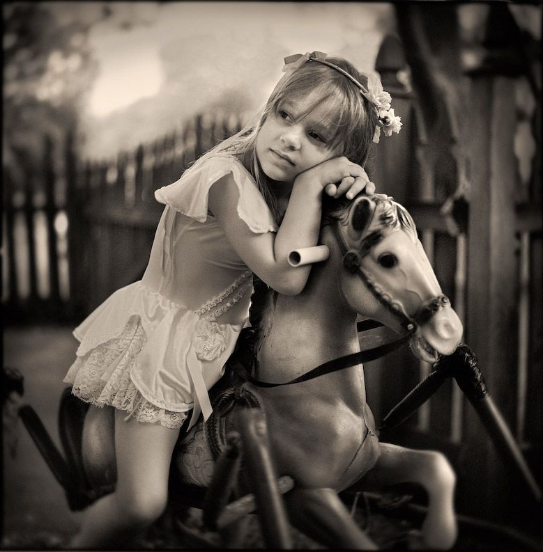 Хороший художественный. Девушка на игрушечной лошадке. Лучшие детские фотографы мира. Художественная фотография сюжетная. Постановочное фото.