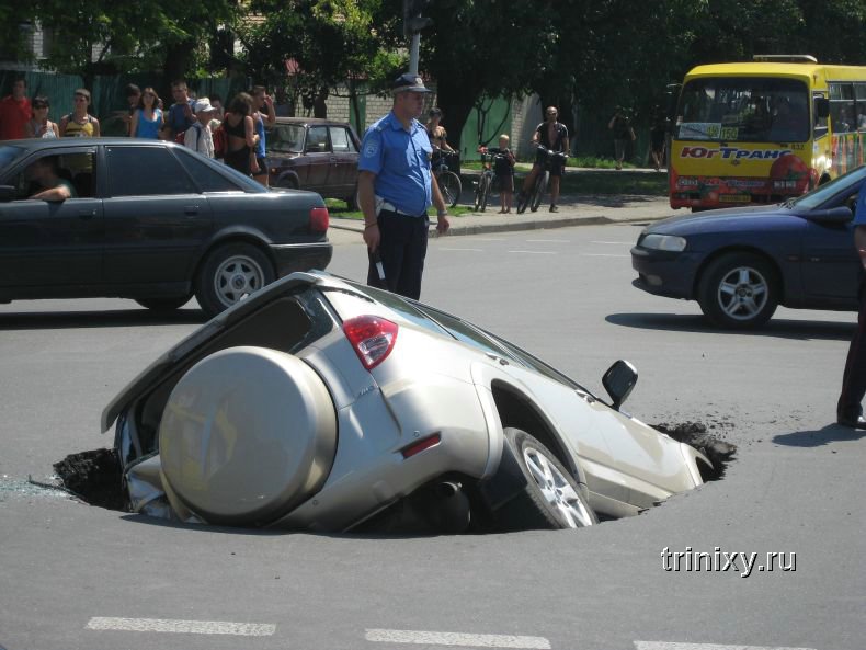 В Одессе машина провалилась под асфальт (7 фото + видео)