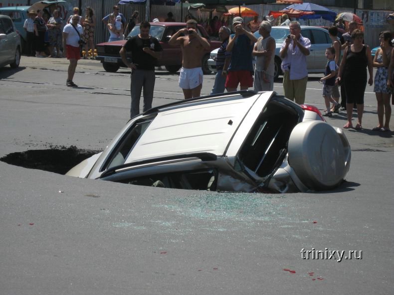 В Одессе машина провалилась под асфальт (7 фото + видео)