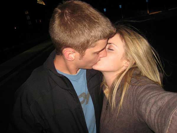 Фото девушка целует парня без лица