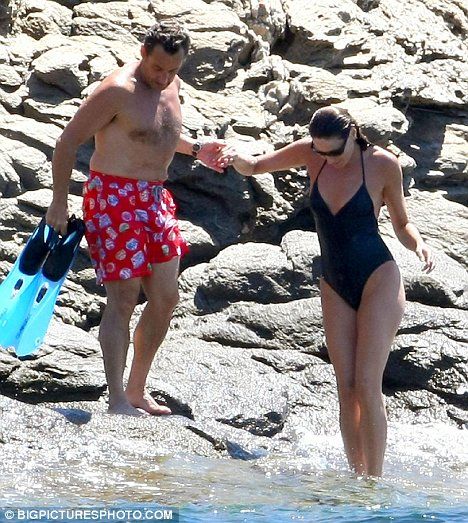 Николя Саркози с Карлой Бруни на пляже (3 фото)