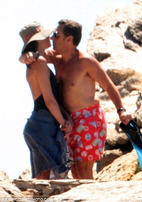 Николя Саркози с Карлой Бруни на пляже (3 фото)