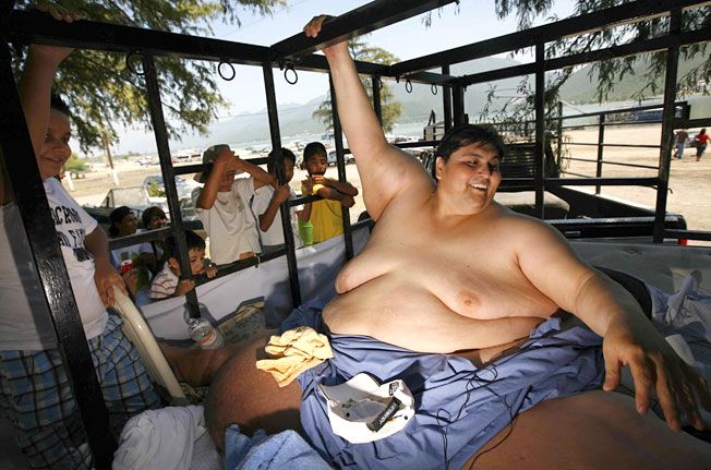 Самый толстый человек в мире побывал на пляже (10 фото)