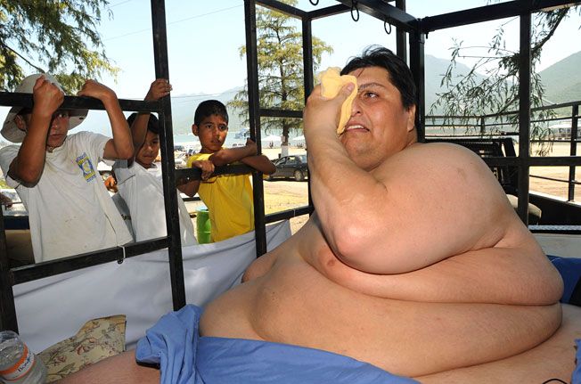 Самый толстый человек в мире побывал на пляже (10 фото)