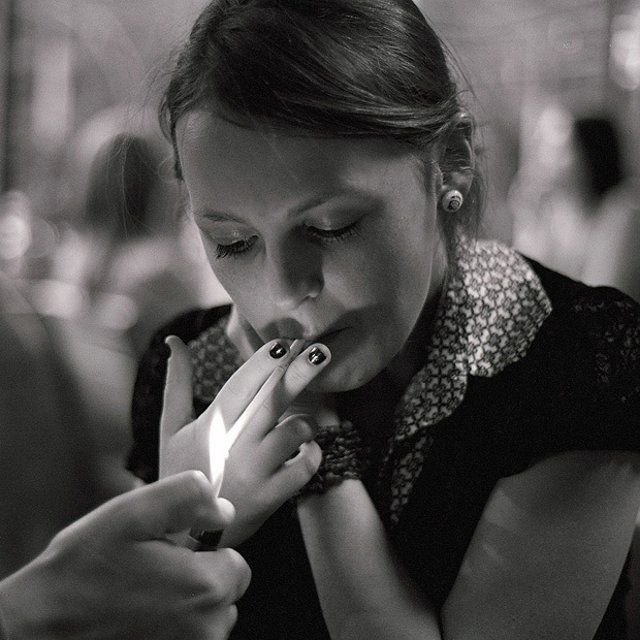 Курящая мама курящая дочка. Девушка с сигаретой. Девочки курят. Женское курение. Маленькие курящие девочки.