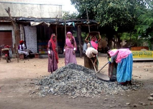 Женский труд в Индии (16 фото)