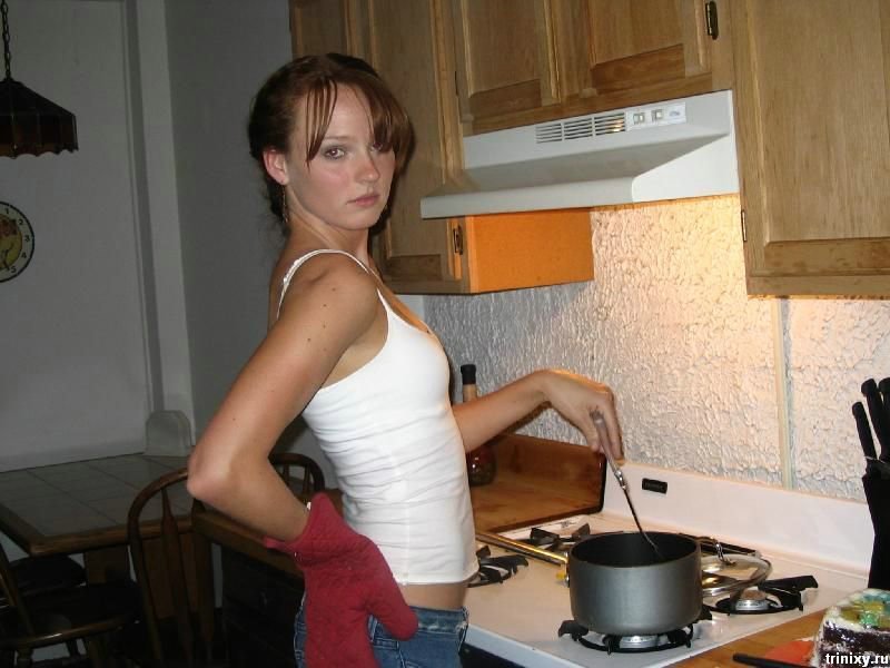 Домохозяйка шалит на кухне