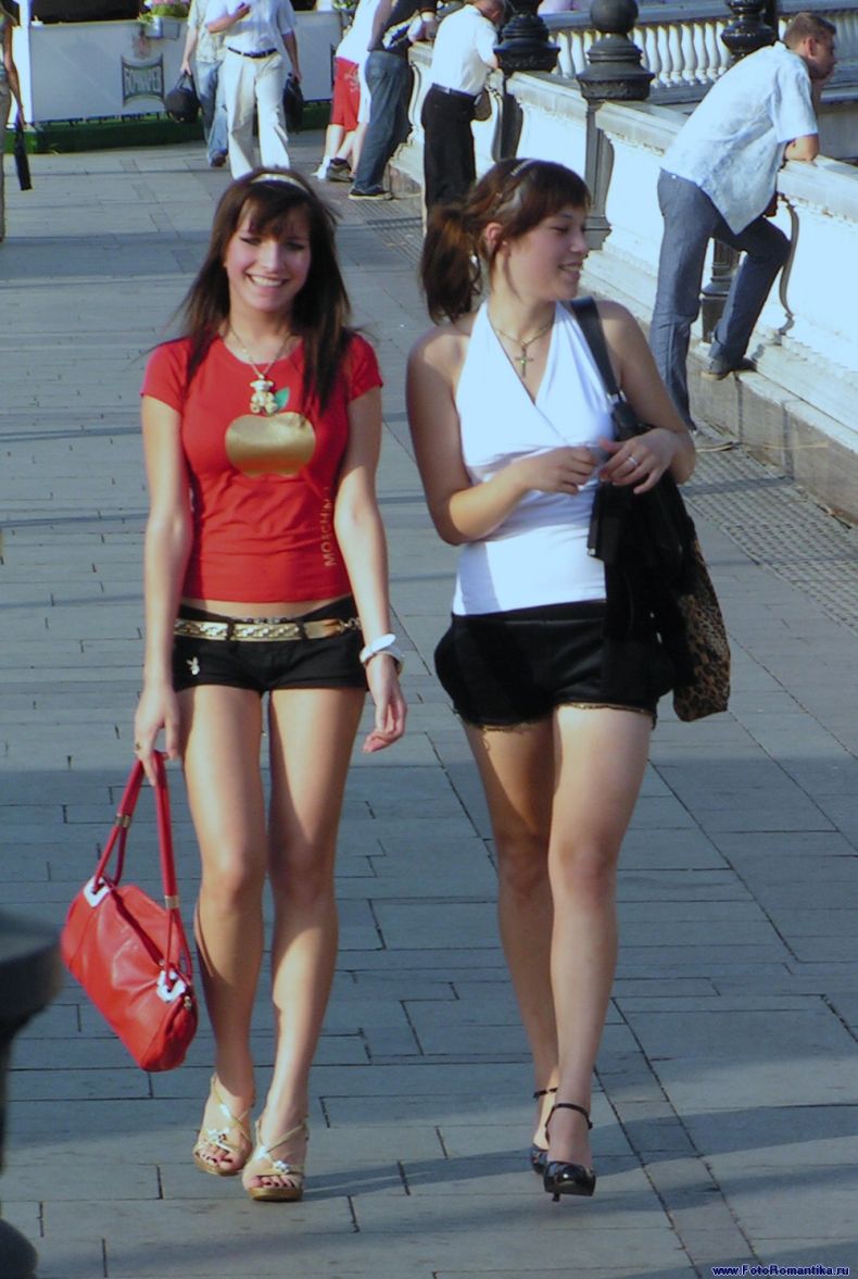 Девушки на улицах России