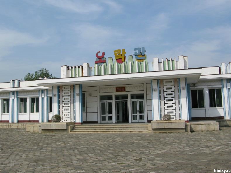 Зал игровых автоматов в Северной Корее (9 фото)