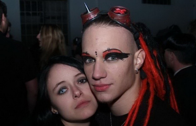 Немецкий рейвер. Готические вечеринки в москве. Сваты женя и готы. Готическая вечеринка. Вечеринка готов.