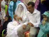 Невеста в Иране случайно укусила жениха (1.2 мб)