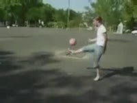 Девушка хорошо владеет мячом (4.2 мб)
