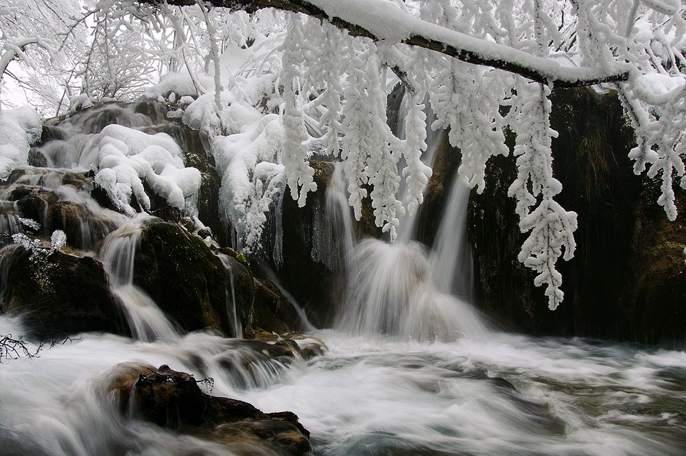 Зима фото водопад. Замерзший водопад на Плитвицких Озерах. Водопад зимой. Водопад зимой фото. Водопадик зимой.