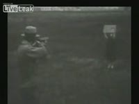 Муж с помощью жены проверяет пуленепробиваемое стекло (0.9 мб)