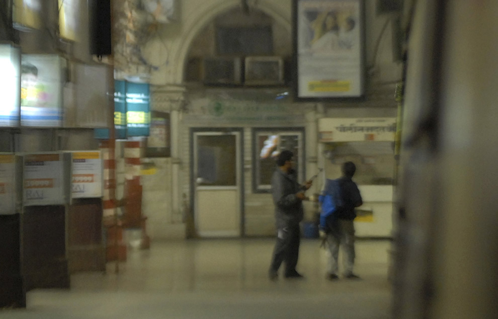 Фото террориста без штанов. Террористы в Мумбаи 2008 атака на вокзал. Отель Мумбаи теракт 2008. Отель Мумбаи теракт террористы. Гостиница Оберой Мумбаи теракт.
