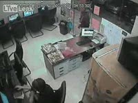 Ограбление интернет-кафе в Куала Лумпуре с помощью тесака (3.8 мб)