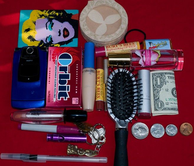 Что нужно девочке 10. Нужные вещи для подростков. Вещи в женской сумке. Самые необходимые вещи для девочек. Содержимое женской сумки.