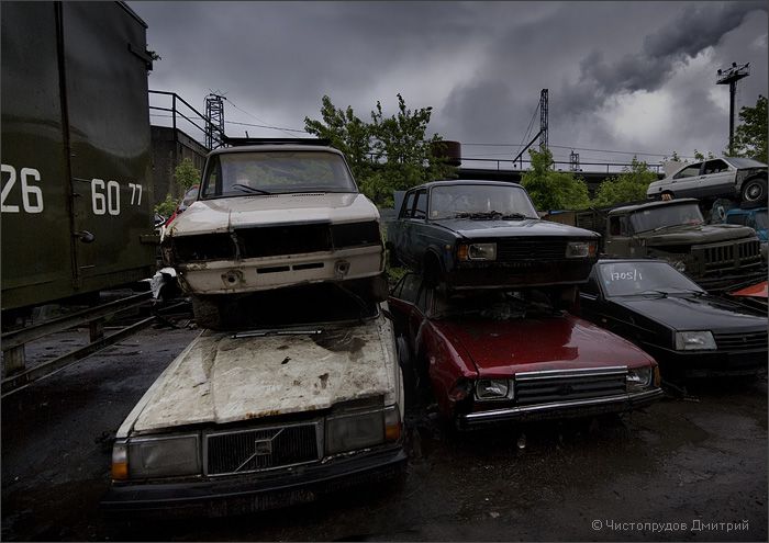 Свалка автомобилей в Москве (42 фото)