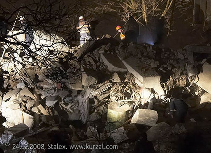 Взрыв дома в Евпатории (31 фото)